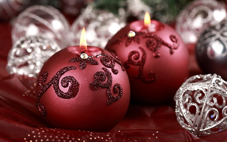 две червени и бели флорални висулки, Коледа, Нова година, коледни орнаменти, свещи, HD тапет