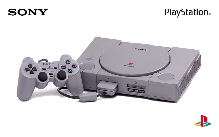 คอนโซล Sony PS4 สีเทาพร้อมคอนโทรลเลอร์ PlayStation คอนโซลวิดีโอเกมพื้นหลังเรียบง่าย Sony, วอลล์เปเปอร์ HD