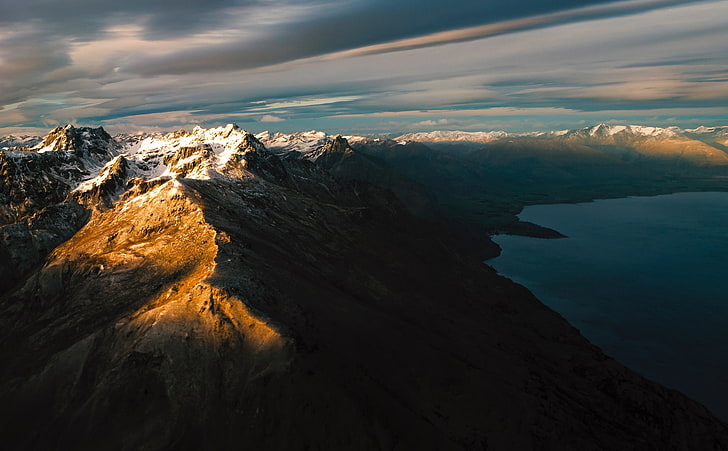 brązowy szczyt, przyroda, krajobraz, chmury, góry, wzgórza, morze, jezioro Wakatipu, Nowa Zelandia, światło słoneczne, Tapety HD