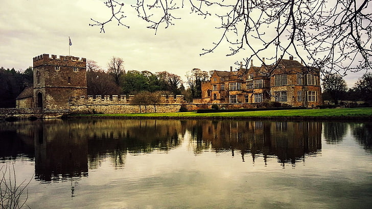 braunes und grünes konkretes Gebäude, Schloss, England, Reflexion, HD-Hintergrundbild