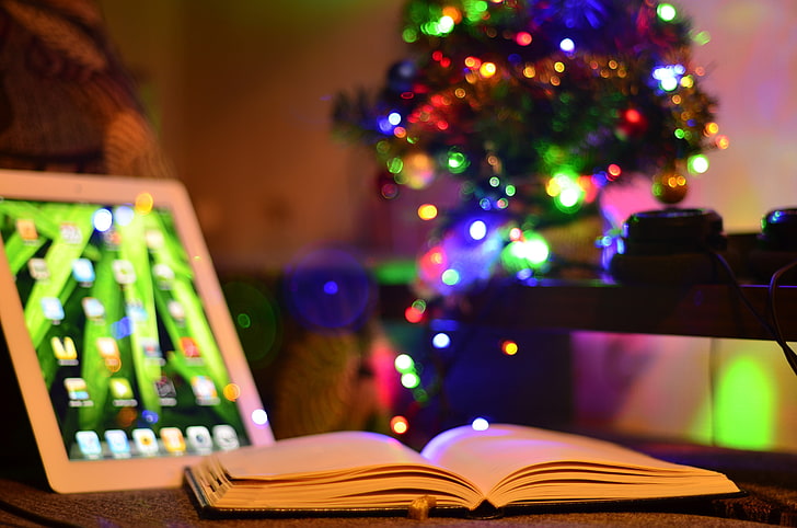 iPad, Noël, lumières de Noël, livres, bokeh, profondeur de champ, Fond d'écran HD