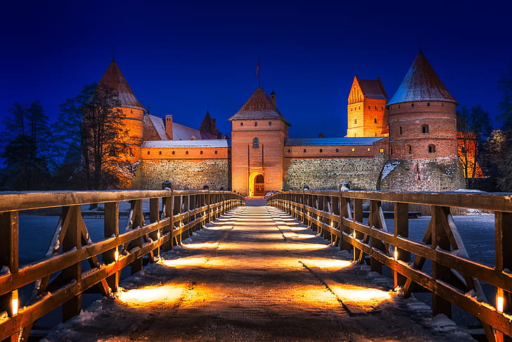 invierno, nieve, árboles, noche, puente, luces, río, castillo, pared, torre, Lituania, castillo de Trakai, Fondo de pantalla HD