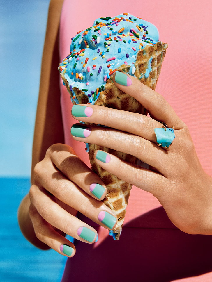 bague femme bleu et argent, nourriture, crème glacée, mains, ongles peints, ongles manucurés, Fond d'écran HD, fond d'écran de téléphone