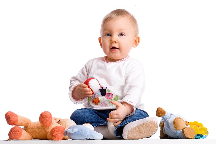 dwie pluszowe zabawki i dziecięca biała koszulka z długim rękawem, niemowlę, zabawki, białe tło, Tapety HD