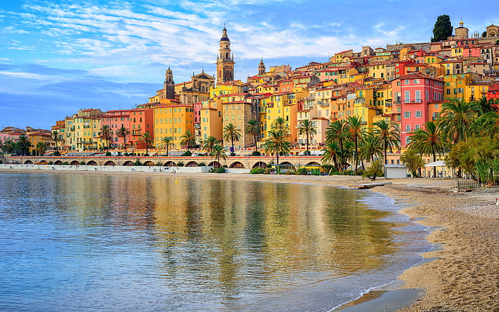 Kota Menton di Cote d'Azur French Riviera Perancis pantai berpasir di bawah kota berwarna-warni tua Ultra HD Wallpaper untuk Tablet Desktop dan Ponsel 5200 × 3250, Wallpaper HD