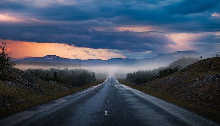 pusta droga o złotej godzinie, natura, fotografia, krajobraz, droga, zachód słońca, góry, lato, mgła, chmury, niebo, drzewa, asfalt, Finlandia, Tapety HD