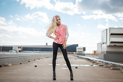 damska różowo-biała kurtka letterman i czarne legginsy, damskie, skinny, spodnie do jogi, portret, Solovbev, Tapety HD HD wallpaper