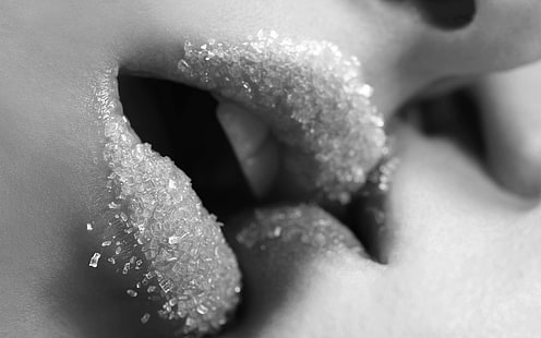женские губы, поцелуй, губы, сахар, черно-белое, HD обои HD wallpaper