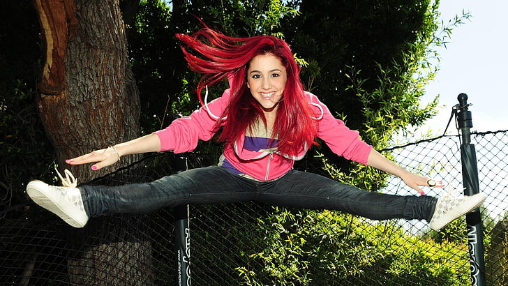 Ariana Grande, Ariana Grande, ruiva, mulheres, cabelos tingidos, olhos castanhos, pulando, sorrindo, mulheres ao ar livre, jeans, HD papel de parede