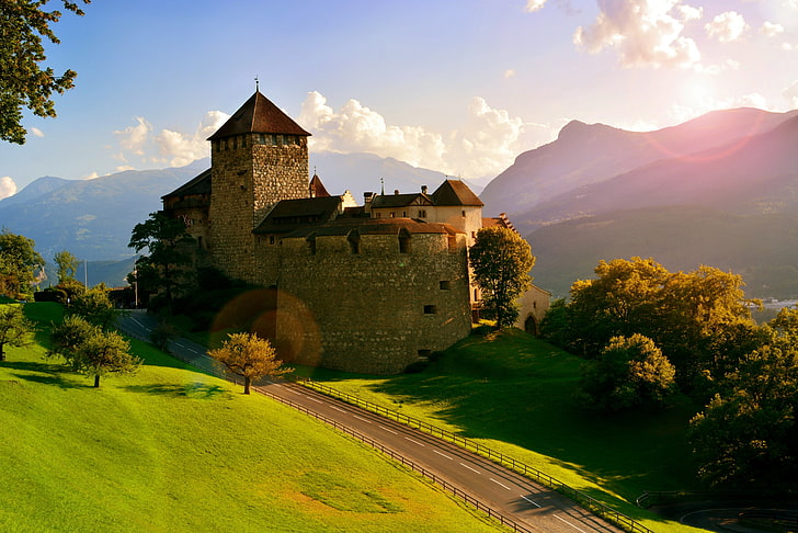 коричневый замок, дорога, деревья, горы, замок, Альпы, Лихтенштейн, Вадуц, Вадуцкий замок, HD обои