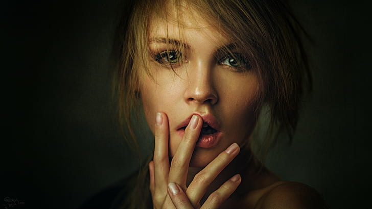 руки, Анастасия Щеглова, фотография, женщины, волосы в лицо, Георгий Чернядьев, лицо, палец на губах, зеленые глаза, портрет, русская модель, открытый рот, блондинка, HD обои