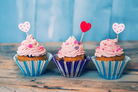 Love heart cake, three cupcake, cake, heart, dessert, love, holiday, muffins, HD wallpaper HD wallpaper