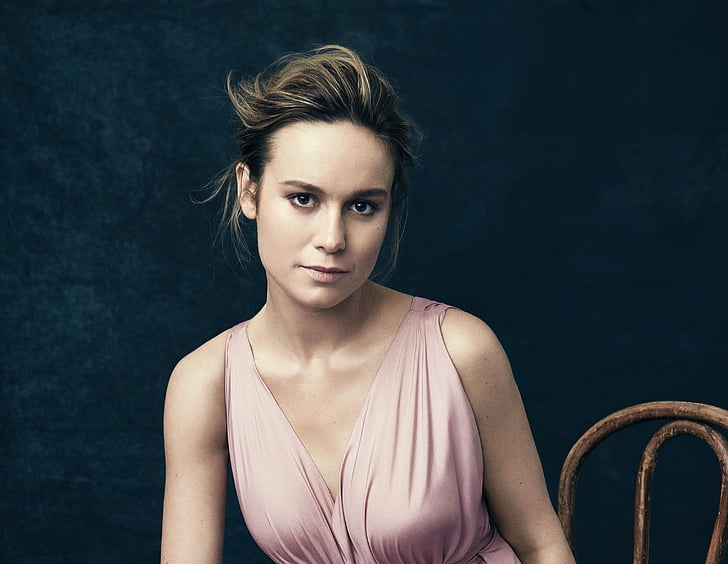 woman in gray sleeveless top sitting on wooden chair, Brie Larson, HD, HD wallpaper