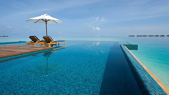 dos salones exteriores de madera marrón, piscina, vacaciones, verano, tropical, mar, resort, agua, Maldivas, playa, naturaleza, paisaje, Fondo de pantalla HD HD wallpaper