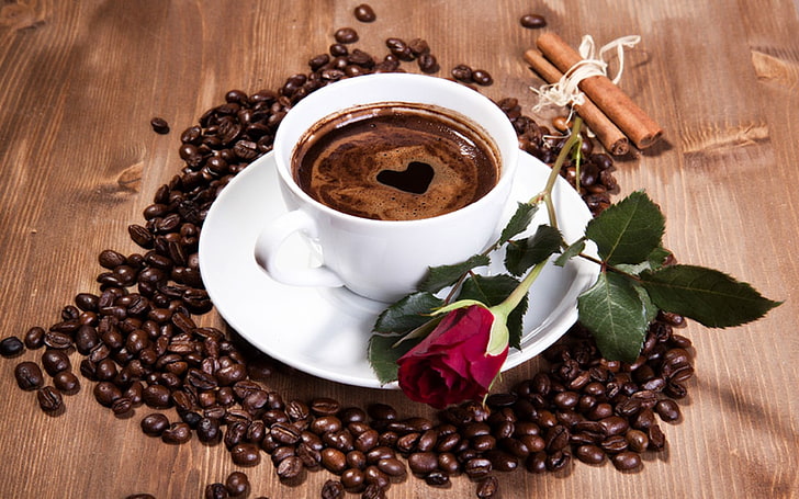 biały kubek ceramiczny, filiżanka kawy, kawa ziarnista, róża, Tapety HD