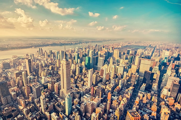 сиви бетонни сгради, въздушна фотография на високи и ниски бетонни сгради, град, град, Ню Йорк, градски пейзаж, облаци, река, HD тапет