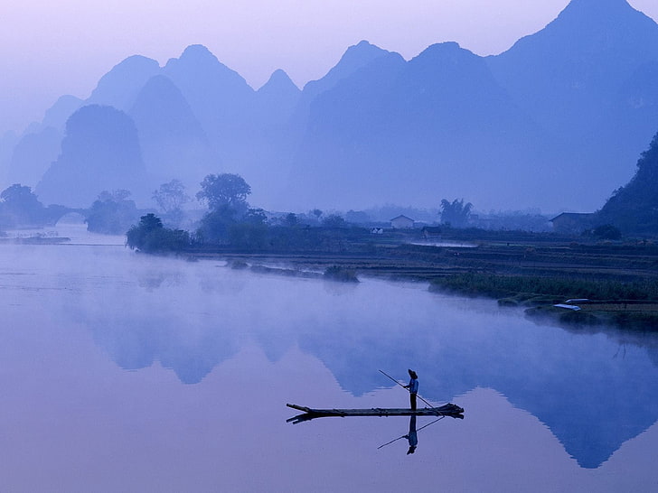 man riding canoe on body of water near mountain range, china, fog, fisherman, boat, morning, HD wallpaper