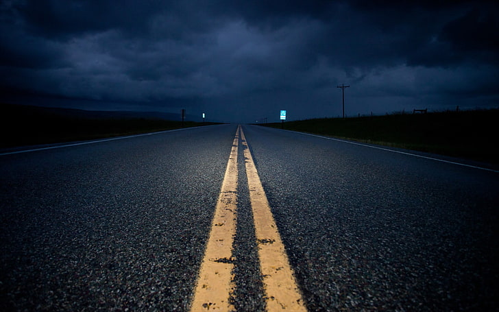 estrada de asfalto preta, estrada, noite, linhas de energia, nuvens, nublado, poste, HD papel de parede