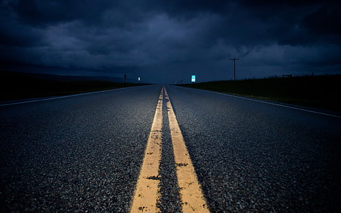 estrada de asfalto preta, estrada, noite, linhas de energia, nuvens, nublado, poste, HD papel de parede HD wallpaper