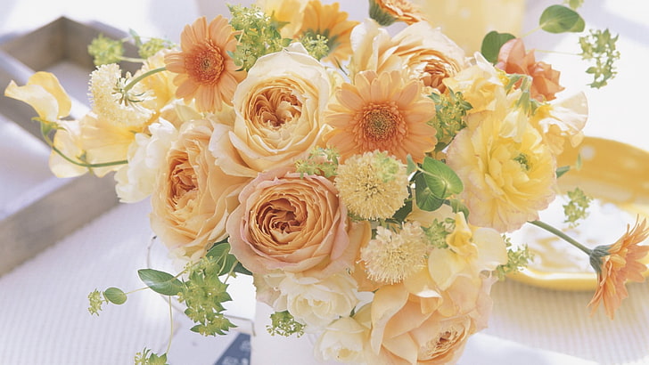 bukiet pomarańczowo-żółty z płatkami kwiatów, róże, gerbera, kwiat, bukiet, wazon, kompozycja, Tapety HD