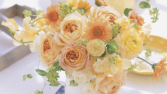 oranye dan kuning kelopak bunga karangan bunga, mawar, gerbera, bunga, karangan bunga, vas, komposisi, Wallpaper HD HD wallpaper