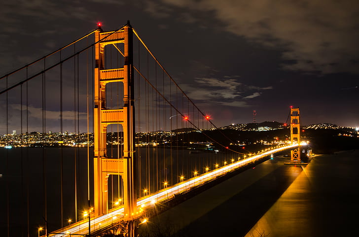جسر البوابة الذهبية المضاء ، جسر البوابة الذهبية ، جسر البوابة الذهبية ، سان فرانسيسكو ، المكان الشهير ، الجسر - هيكل من صنع الإنسان ، الهندسة المعمارية ، الولايات المتحدة الأمريكية ، الجسر المعلق ، الليل ، كاليفورنيا ، مقاطعة سان فرانسيسكو ، البحر ، مناظر المدينة، خلفية HD