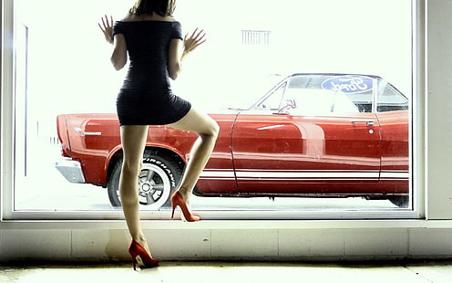 жени, модел, кола, превозно средство, високи токчета, крака, черна рокля, HD тапет HD wallpaper