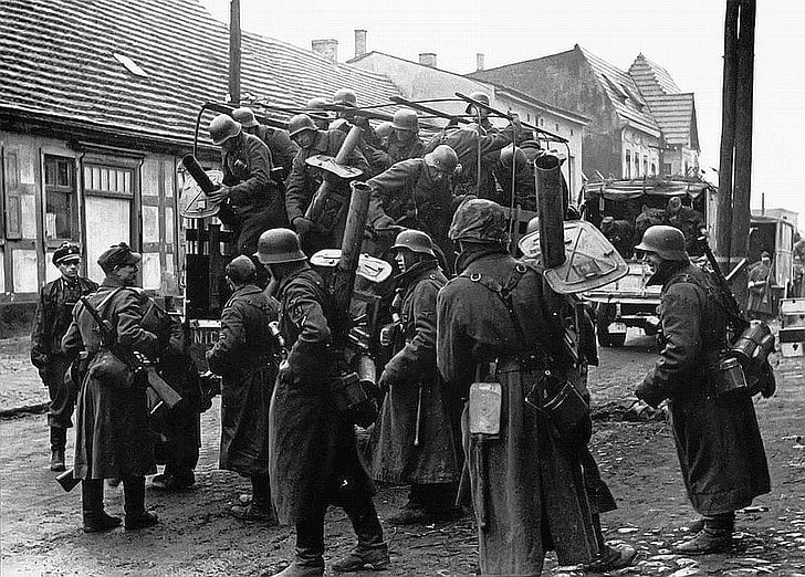 foto in scala di grigi in piedi accanto al veicolo, esercito tedesco, ve foto, Panzerschreck, Sfondo HD