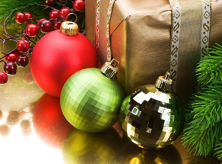 tre palline di colori assortiti, decorazioni natalizie, palloncini, regalo, filo, aghi, vacanze, Sfondo HD