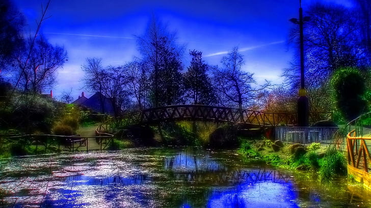 Bro över en glänsande bäck, träd, bäck, bro, gnistrande, blått, natur och landskap, HD tapet