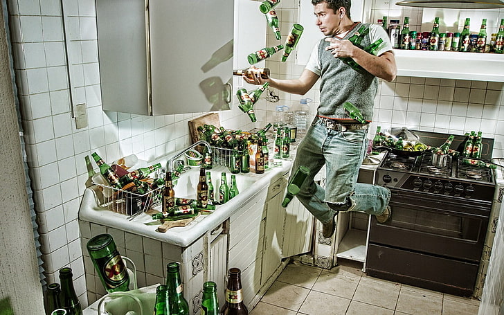 мужская серая и белая футболка, кухня, пиво, прыжки, HD обои