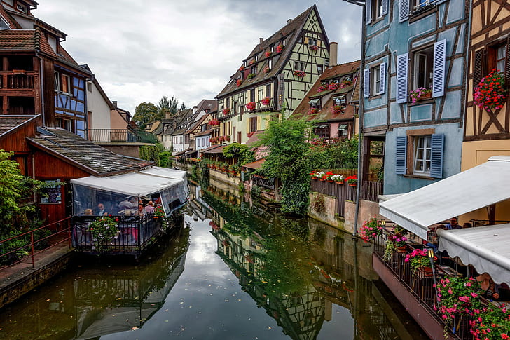 Colmar, France, flowers, blue brown and white painted houses, sky, flowers, France, houses, cafe, Colmar, canal, timbered, HD wallpaper