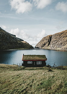 schwarzes und graues Haus, Haus, See, Berge, Dorf, Saksun, Färöer, Archipel, HD-Hintergrundbild HD wallpaper