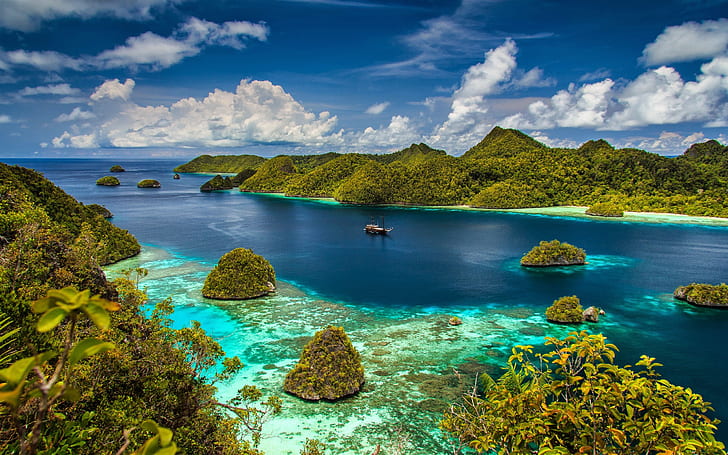 Islas del océano de fondo con bosque verde Radzha Ampat Papua occidental en Indonesia, Fondo de pantalla HD