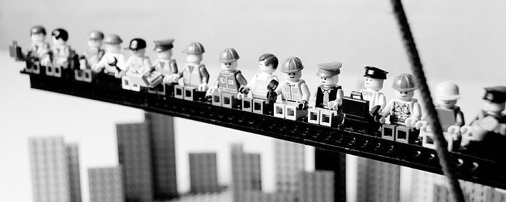 Lego Lunch ovanpå en skyskrapabakgrund, LEGO, monokrom, leksaker, HD tapet