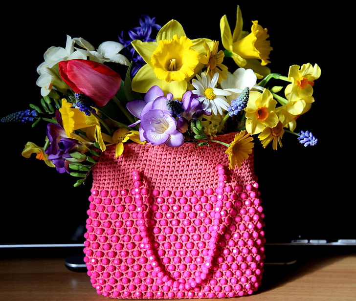bolso de mano rosa con cuentas, narcisos, tulipanes, muscari, manzanilla, flores, diferentes, primavera, bolso, Fondo de pantalla HD