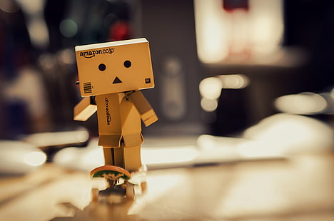 Robô de caixa de papelão Danbo, danbo, robô de papelão, skate, HD papel de parede HD wallpaper