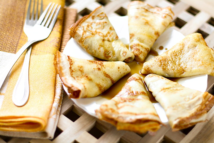 baked breads and round white ceramic plate, carnival, food, pancakes, crepes, fork, HD wallpaper
