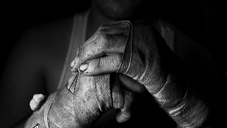 foto in scala di grigi dell'uomo con la benda a portata di mano, mani, uomo, lotta, pugni, benda, Sfondo HD