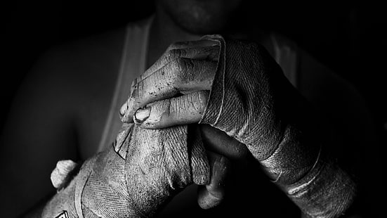 foto in scala di grigi dell'uomo con la benda a portata di mano, mani, uomo, lotta, pugni, benda, Sfondo HD HD wallpaper