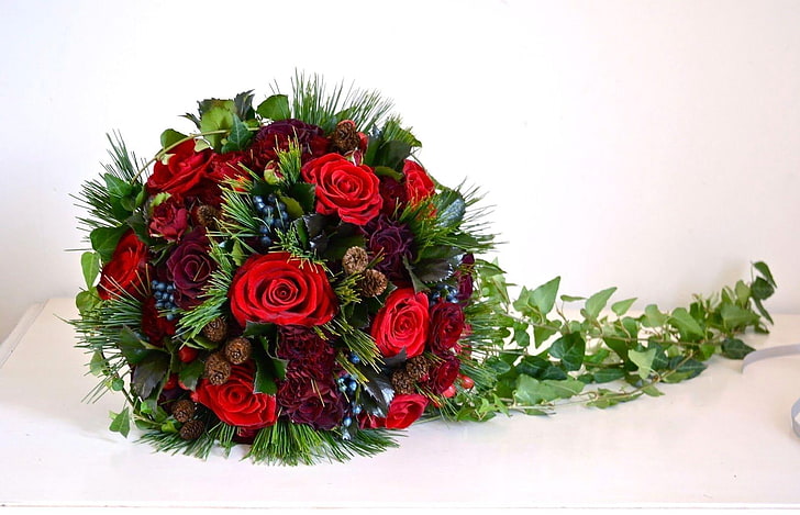 red rose ball, roses, flowers, berries, ivy, bouquet, balloon, decoration, green, HD wallpaper