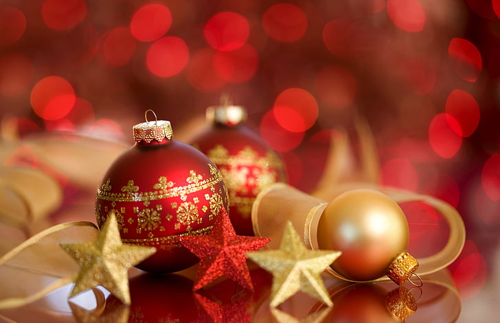dwie czerwone i jedna złota bombka, dekoracja, święto, kuleczki, gwiazdka, Boże Narodzenie, Szczęśliwego Nowego Roku, piękna, piękna, Wesołych Świąt, kulka, śliczna, elegancka, delikatna, bombki, Tapety HD