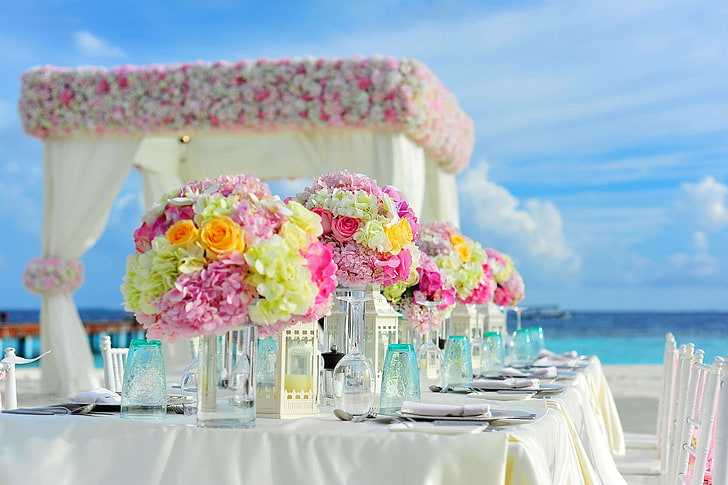 plaża, bukiet kwiatów, uroczystość, krzesła, kolorowe, kolorowe, dekoracje, wydarzenie, kwiaty, hotel, wyspa, morze, lato, stół, ustawienie stołu, tropikalna, woda, wesele, ustawienie weselne, Tapety HD