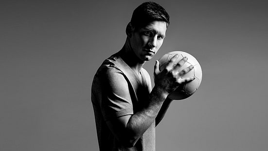 homem segurando basquete, jogadores de futebol, homens, monocromático, Argentina, Lionel Messi, HD papel de parede HD wallpaper