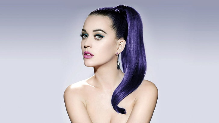 Fond d'écran Katy Perry, Katy Perry, femmes, cheveux violets, chanteuse, maquillage, rouge à lèvres rose, fond simple, célébrité, épaules nues, modèle, violet, Fond d'écran HD