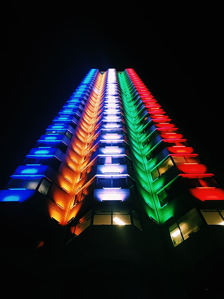 edifício com iluminação azul, laranja, verde e vermelho, construção, luz, multicolorida, vista inferior, HD papel de parede, papel de parede de celular