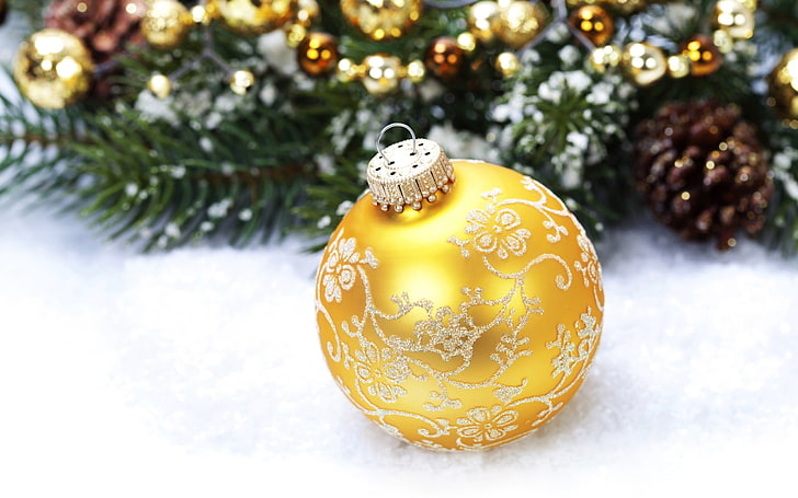 boule florale dorée et blanche, Nouvel An, neige, ornements de Noël, profondeur de champ, feuilles, Fond d'écran HD