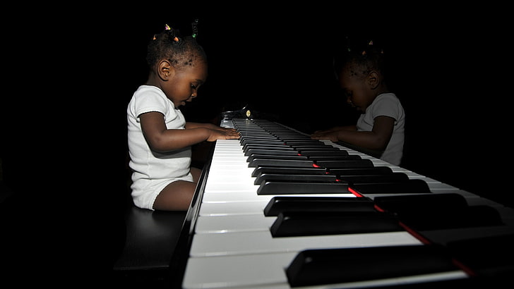 tuts piano putih dan hitam, bayi, grand piano, bermain, musik, Wallpaper HD
