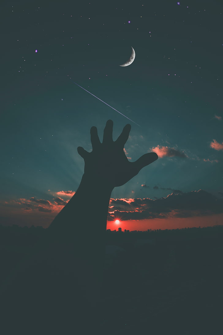 صورة ظلية اليد البشرية اليسرى ، السماء المرصعة بالنجوم ، اليد ، الليل ، السماء ، القمر، خلفية HD، خلفية الهاتف