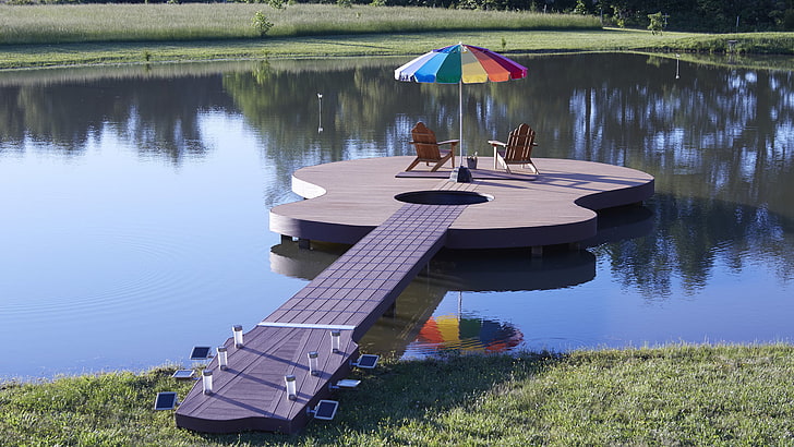gitarrenförmiges Dock in Braun und Beige mit zwei Aderondak und Sonnenschirm, Gitarre, Pier, Sonnenschirm, Wasser und Liegestühlen, HD-Hintergrundbild